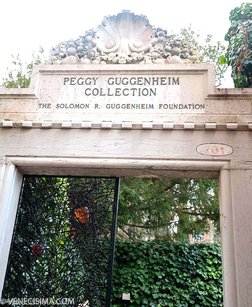 La escultura-puerta de entrada a la casa-museo Guggenheim