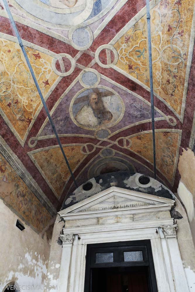 Fresco antes de la puerta de acceso a la iglesia