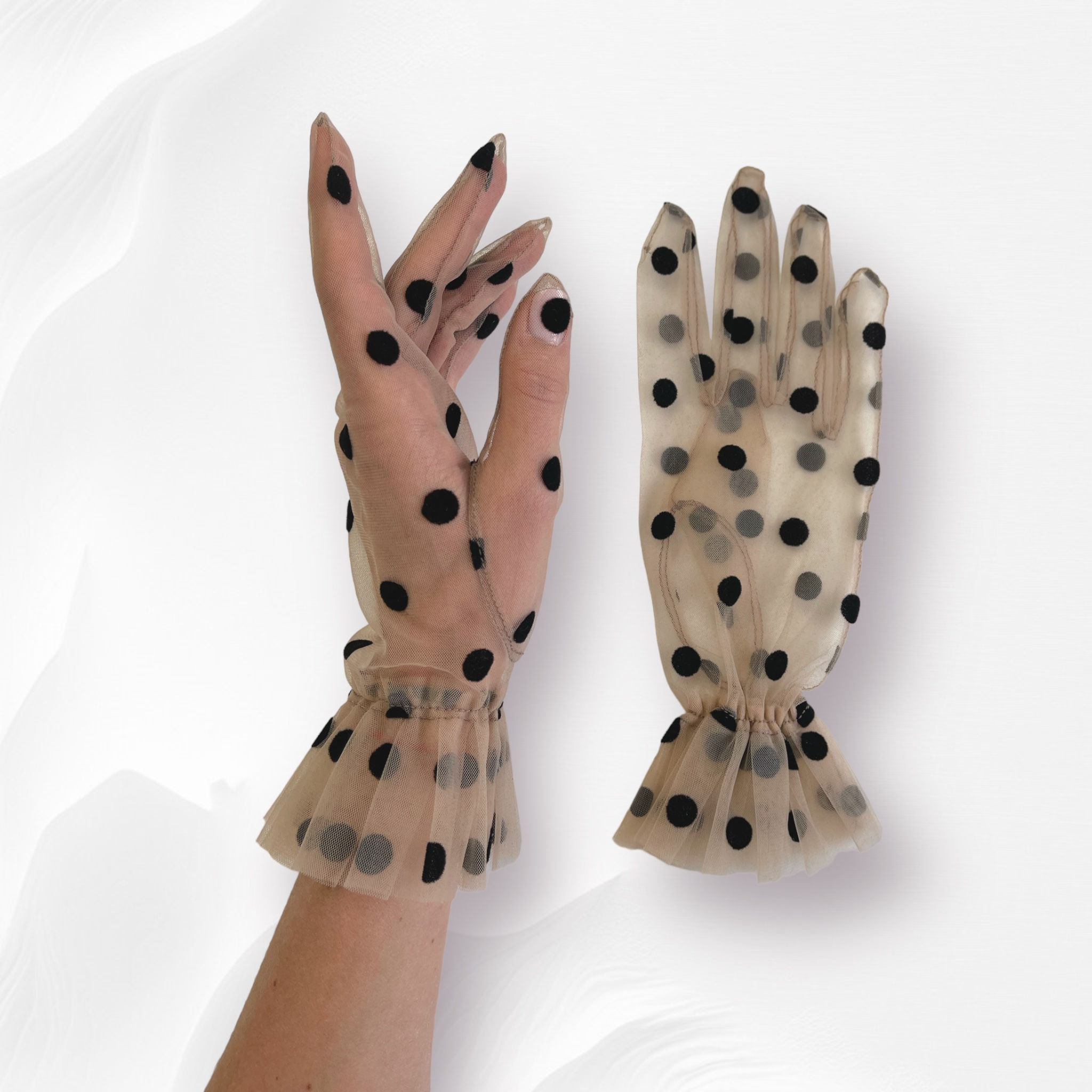 Short beige gloves with black polka dots