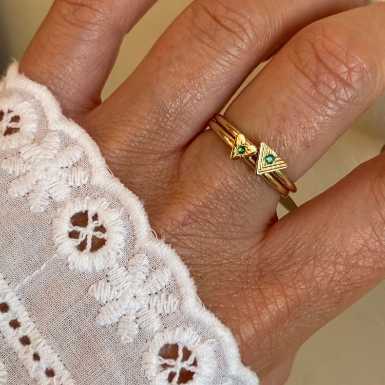 Thumbnail: EMERALD VINTAGE 9CT GOLD RING 