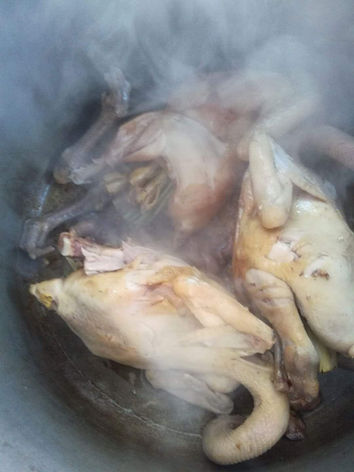 Lida bereitet die Mahlzeiten für die Kinder vor.