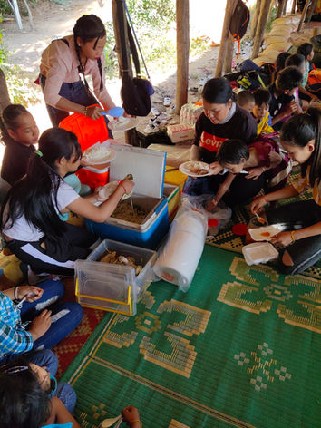 Lida bereitet die Mahlzeiten für die Kinder zu.