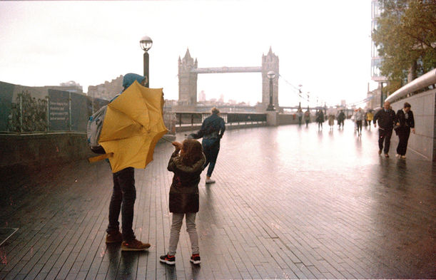 london, londra, street photography, documentary, light, ışık, analog, rain, people, thames, tower bridge, insanlar, çocuk, şemsiye,  irem türkkan, irem turkkan