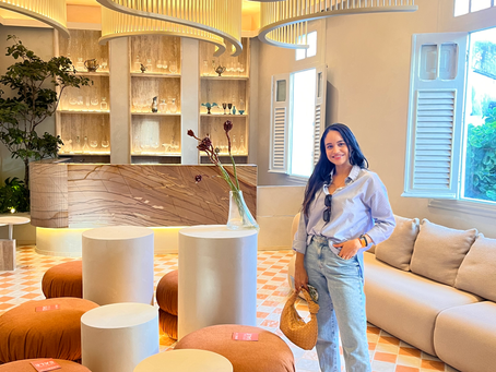 Ambiente da CASACOR Pernambuco 2025 no Complexo Niágara, Recife Antigo; Detalhes de arquitetura e design no térreo da CASACOR PE 2025; Detalhes de arte, mobiliário e iluminação na CASACOR PE 2025