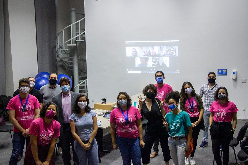 Dani Bezerra (líder local), secretário de Ciência e Tecnologia, Lucas Ramos, convidados e os líderes das equipes vencedoras, durante a premiação. Créditos: Carol Bezerra