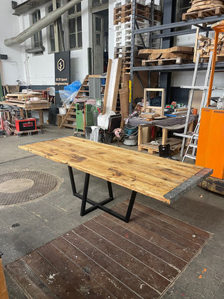 Industrieller Holztisch mit Stahl in der Werkstatt
