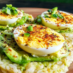Delicious Avocado Egg Rice Cakes Recipe with Simple Ingredients
