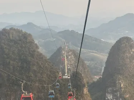 Sensasi Naik Kereta Gantung di Tiongkok: Pemandangan dari Ketinggian yang Bikin Takjub