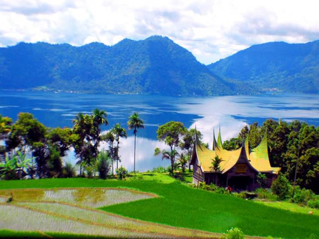 Menepi Sejenak di Danau Maninjau: Surga Tersembunyi di Ranah Minang