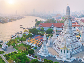 Wat Arun: Keindahan Fajar dari Tepi Sungai Chao Phraya