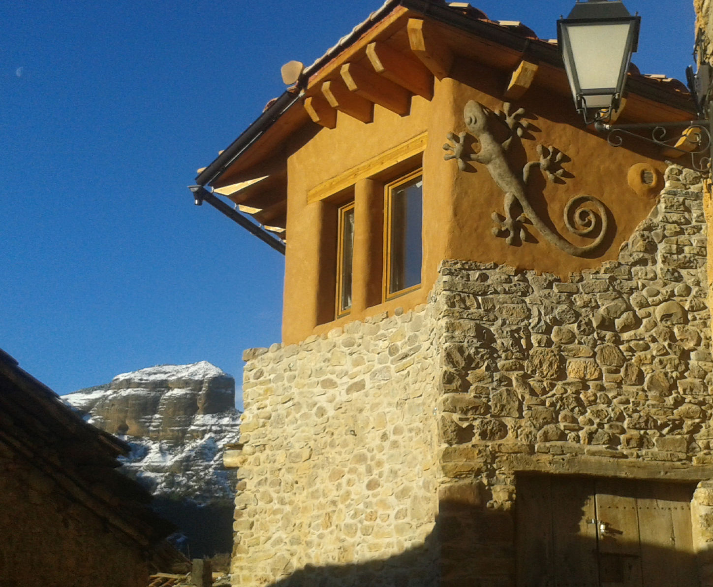 Detalle de la fachada de la vivienda rehabilitada en el Pallars (Serradell) con criterios de bioconstrucción. Totalmente integrada en el paisaje, la fachada está compuesta por piedra y adobe revocado con mortero de arcilla. Estructura de cubierta y carpinterías de madera. Projecte Arbre. Arquitectura y Bioconstrucción.
Viviendas saludables en harmonía con la Naturaleza.