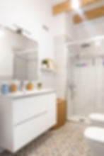 4. Baño de vivienda reformada en La Selva del Camp. Espacio amplio, cómodo y funcional con colores claros y techo de madera. Projecte Arbre. Arquitectura y Bioconstrucción. Viviendas saludables en harmonía con la Naturaleza.