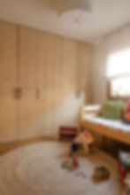 Dormitorio infantil en vivienda en La Selva del Camp. Materiales naturales y saludables. Mobiliario y carpinterías de madera. Projecte Arbre. Arquitectura y Bioconstrucción.