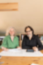 Núria Valldeneu y Natxo Femenia, arquitectos de Projecte Arbre, trabajando en su estudio de arquitectura natural y bioconstrucción.