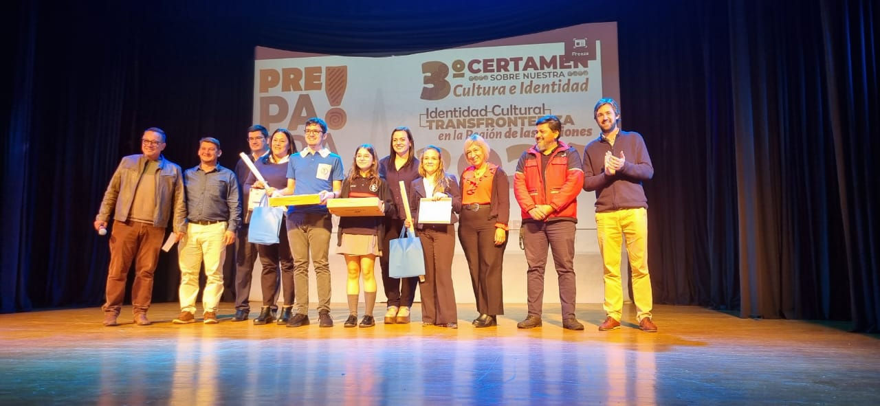 Juan Emilio Barbosa y Denise Bordón, estudiantes del Centro Educativo Alas y Raíces ganaron el Primer Puesto en la 2da edición del Certamen Mbojeré Cultural.