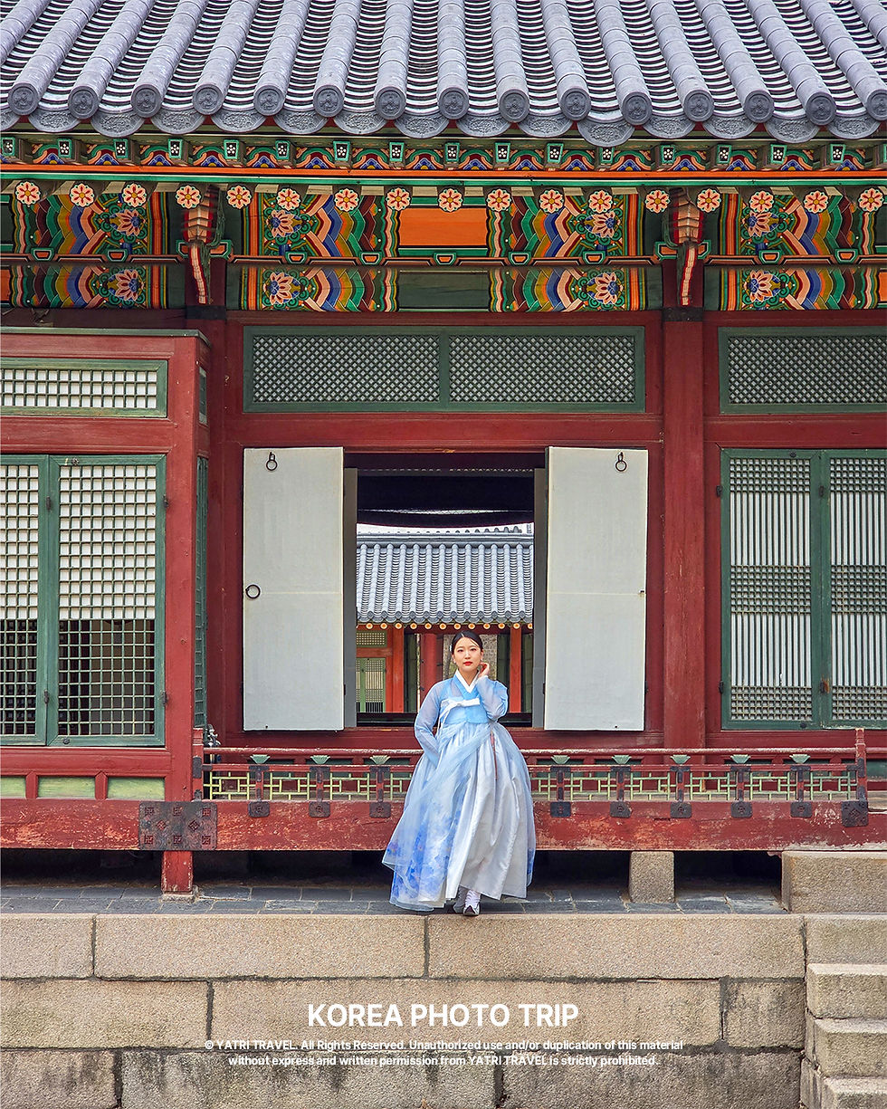 Open spaces where history and nature come together. Gyeongbokgung offers more than just close-up shots. Tip: Use negative space for a cinematic composition.