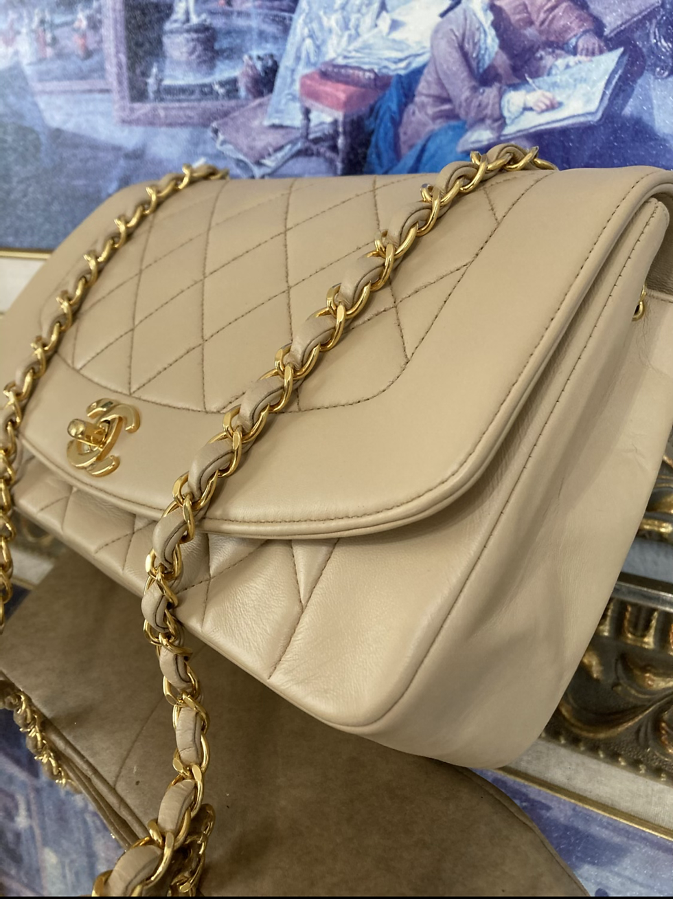 Thumbnail: CHANEL Diana Beige Medium