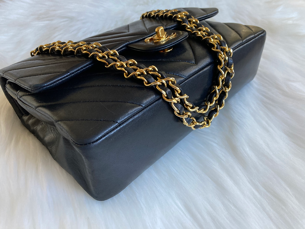 Thumbnail: CHANEL Chevron Classic Flap M