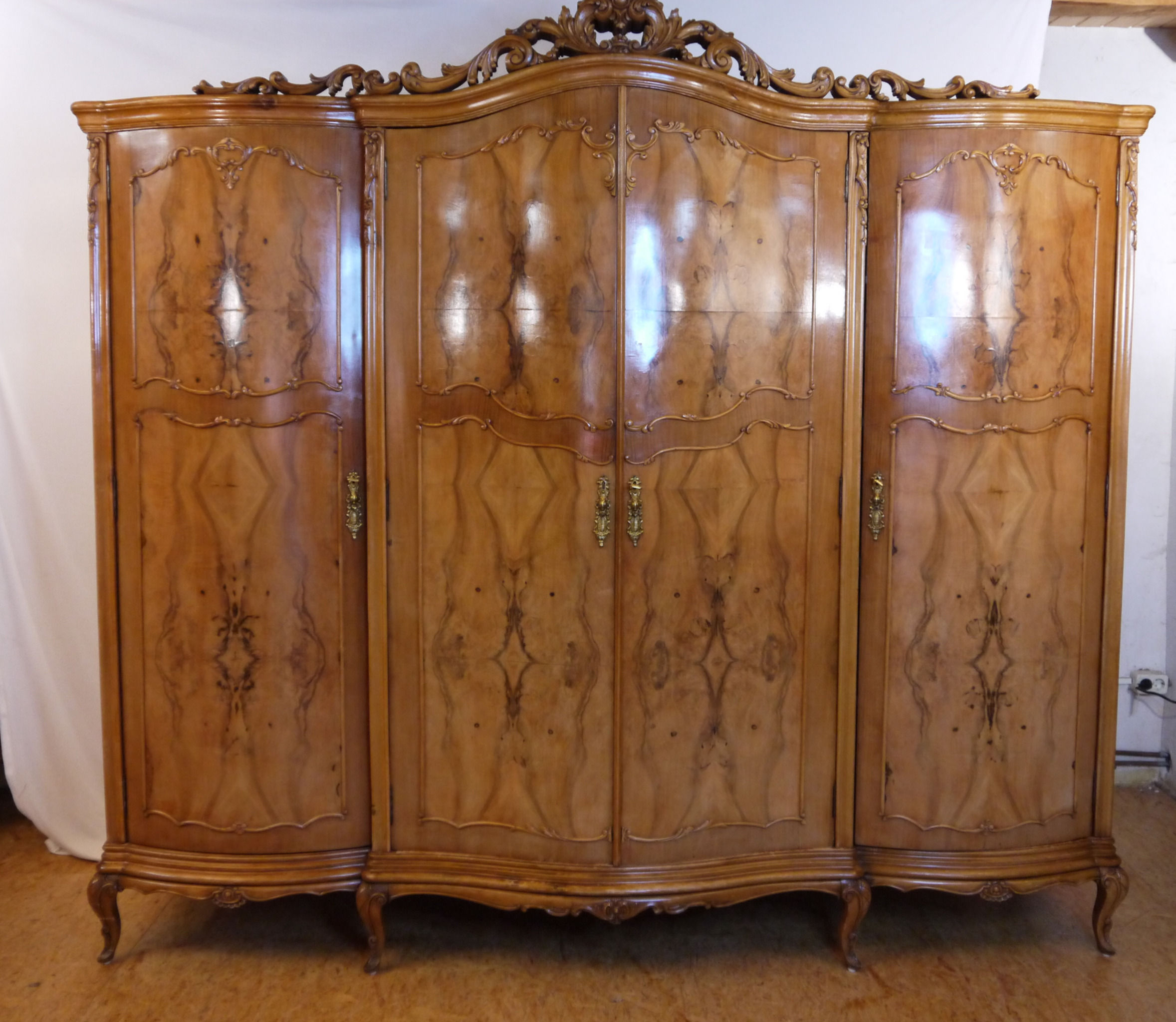 Herrschaftlicher, großer Stil-Barock-Schrank, Nußbaum...