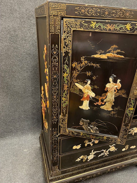 Miniaturbild: Alter asiatischer Hochzeitsschrank mit Perlmut- und Beinelementen