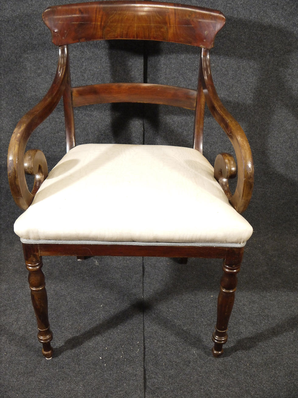 Miniaturbild: Schöner Biedermeier-Armlehnstuhl, Mahagoni massiv....