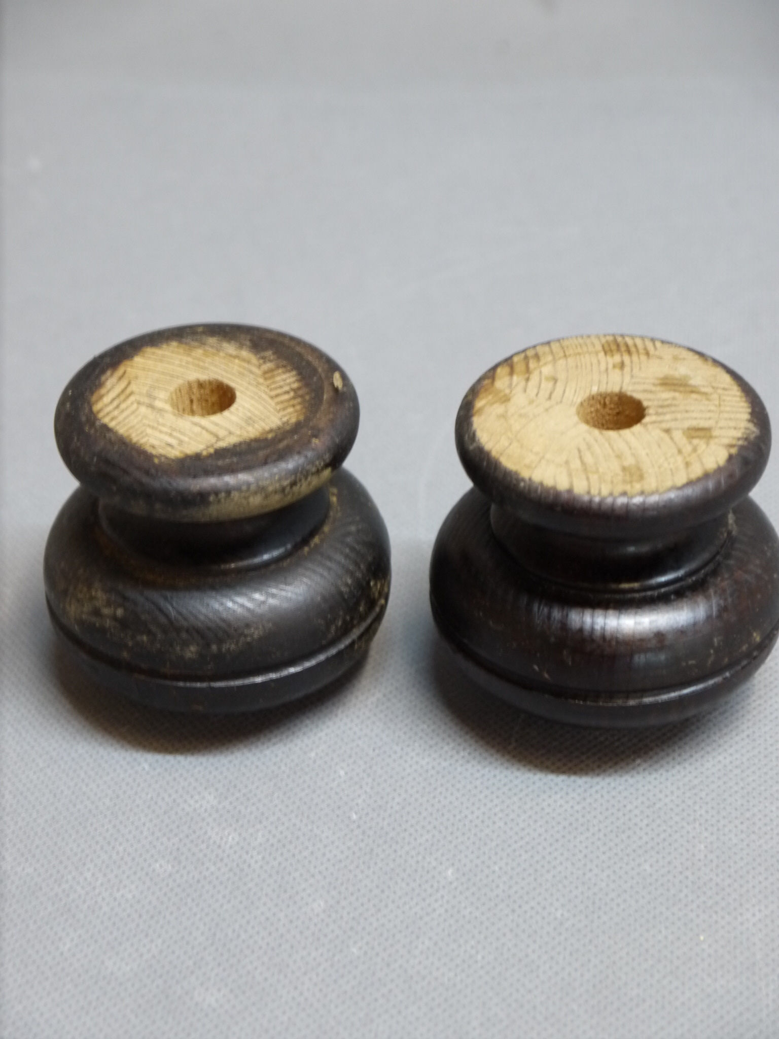 Paar originale Historismus-Möbelfüße, Weichholz, dunkel gebeizt -D-