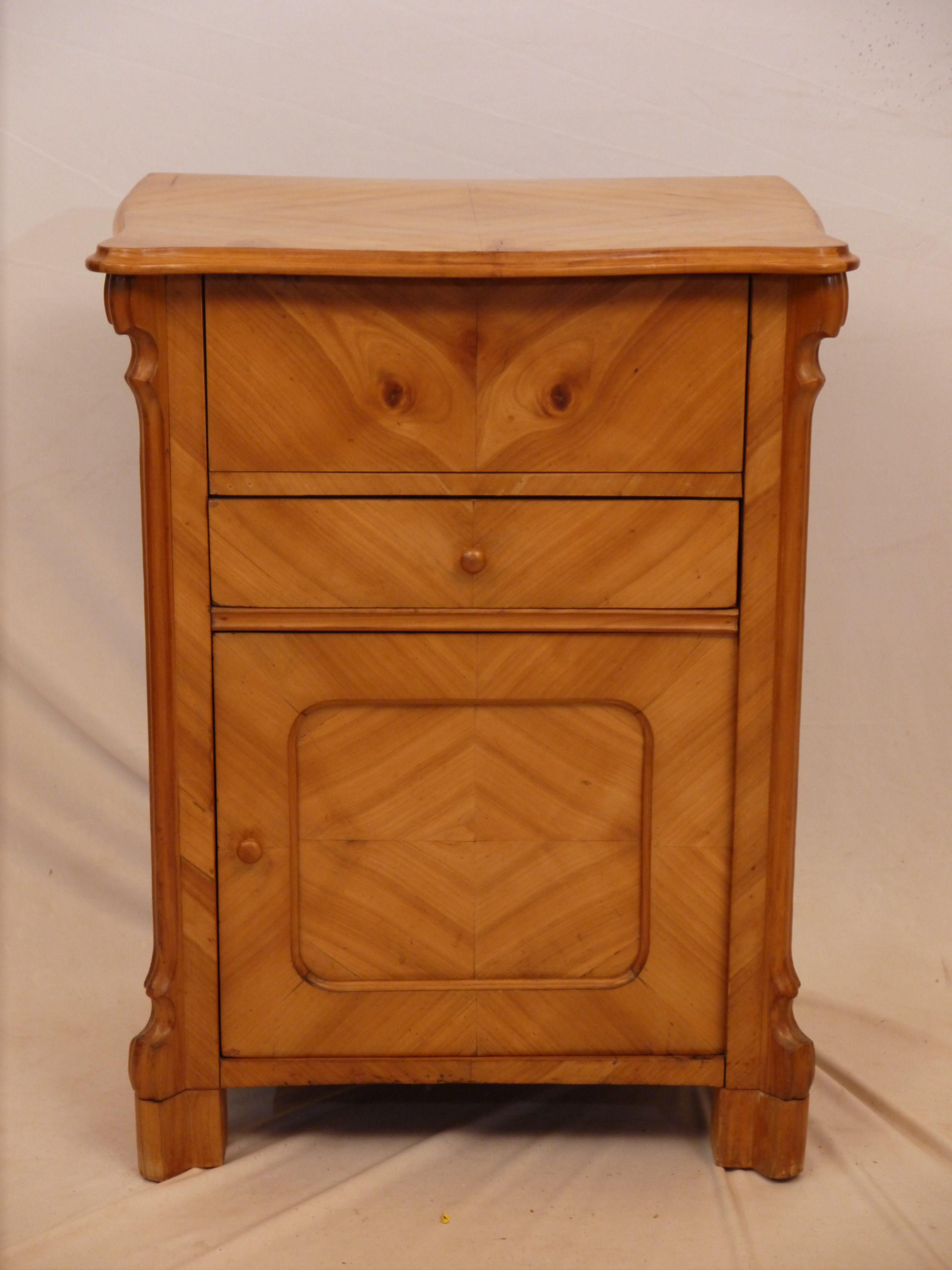 Schöner, kleiner Kirschbaum-Halbschrank, Stil Biedermeier....