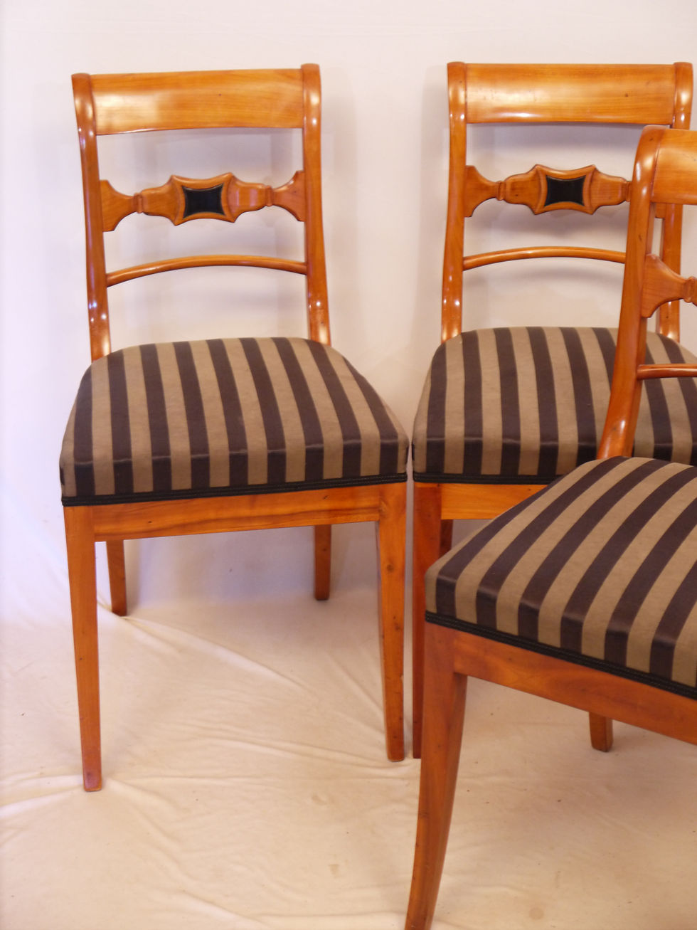 Miniaturbild: 4 elegante Kirschbaum-Stühle,  Biedermeier...