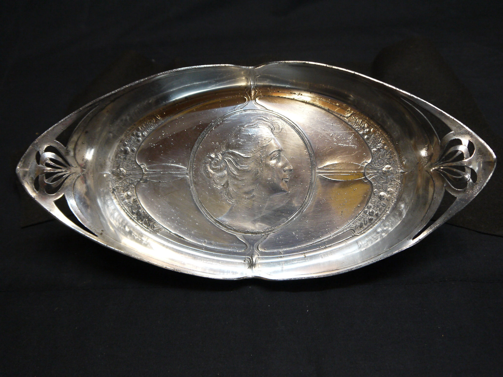 schöne, ovale Jugendstil-Schale, um 1895/1910, Zinn-versilbert...