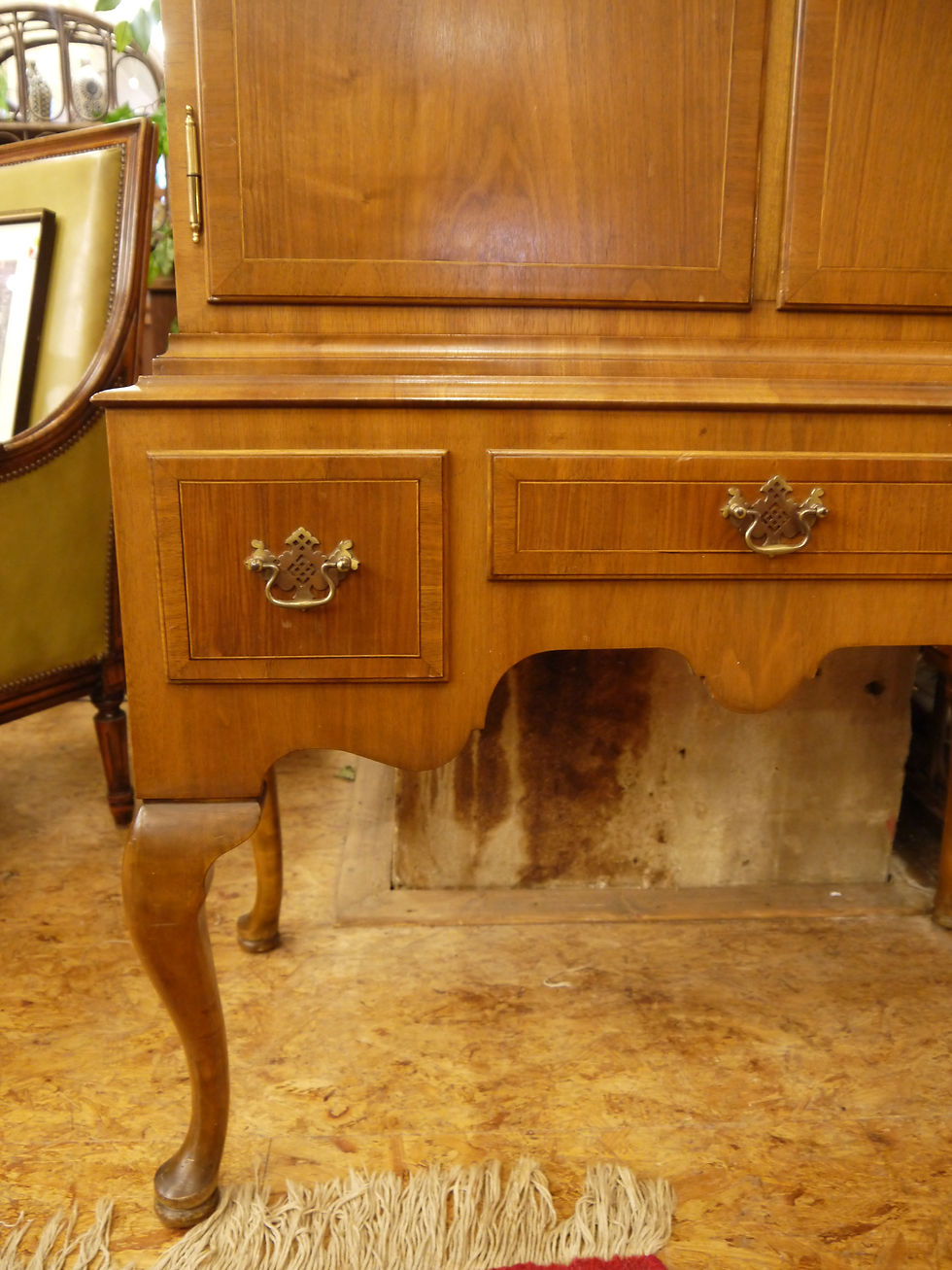 Miniaturbild: Eleganter Nußbaum-Aufsatz-Schrank, um 1900/1920...