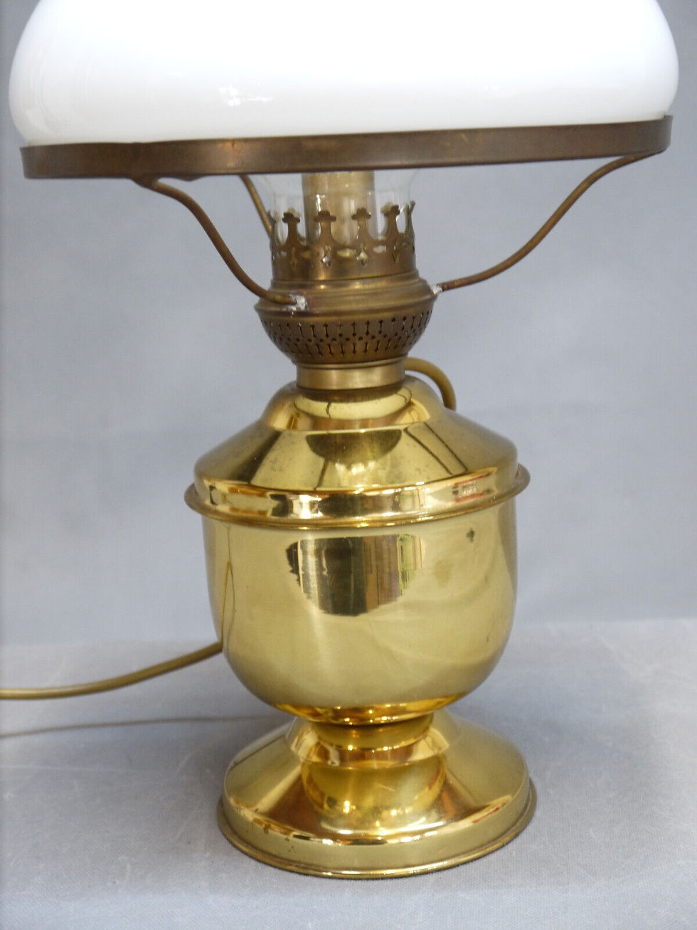 Miniaturbild: Schöne, elektrifizierte Messing-Petroleum Tischlampe, Überfangglas...