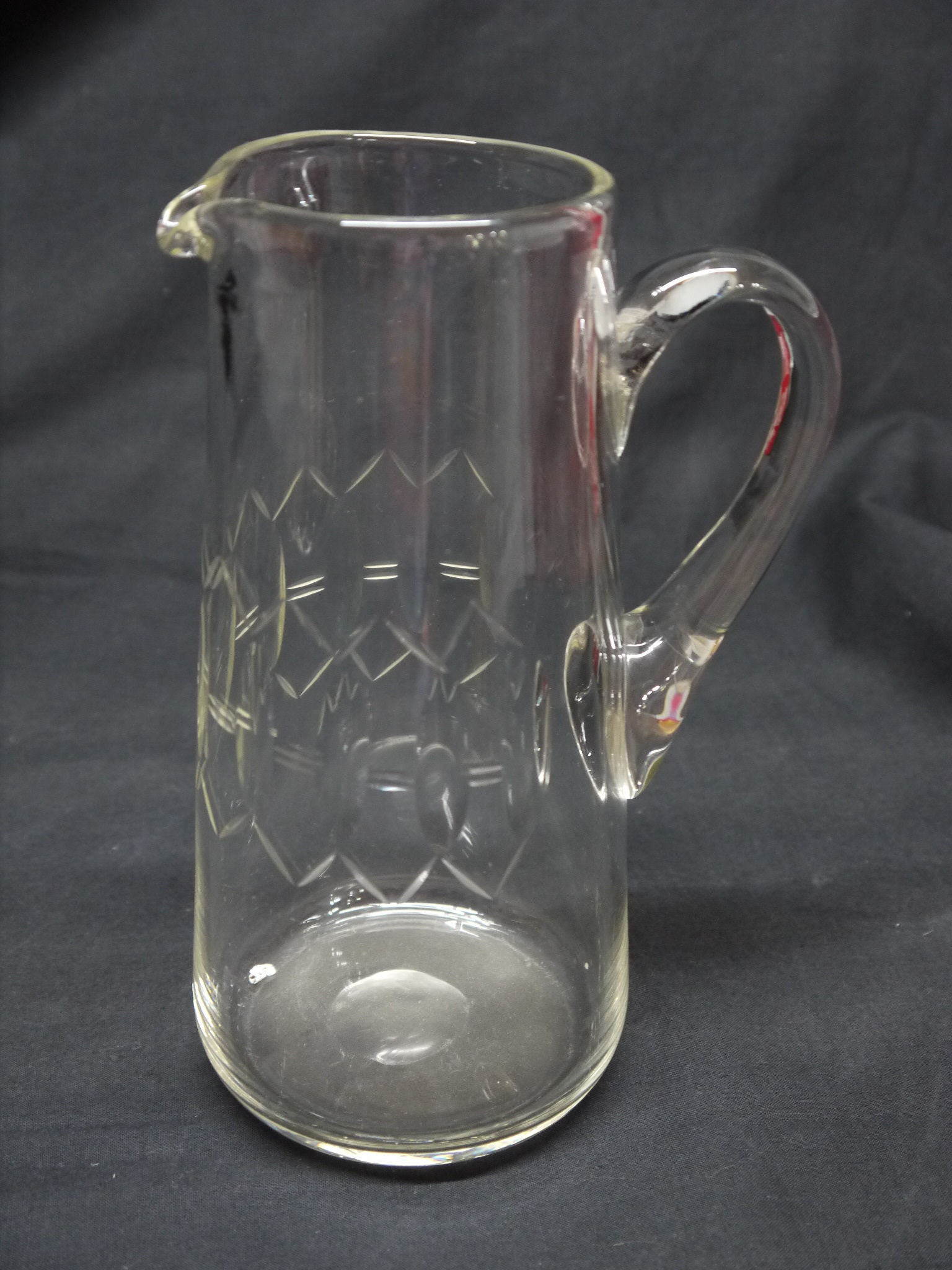 Schöner alter Glaskrug mit handbeschliffenem Dekor vor 1900......