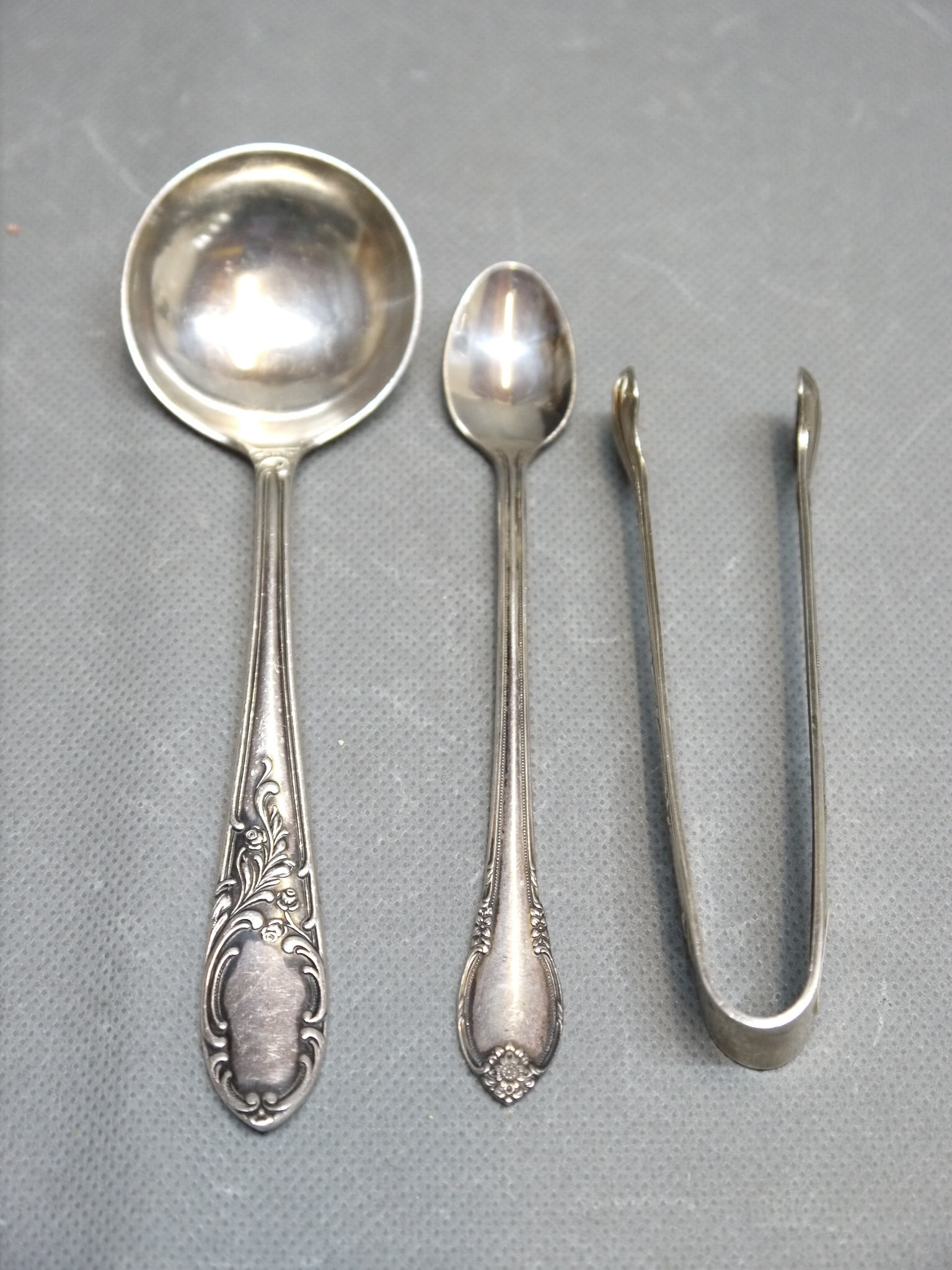 Silber-Konvolut: Sahne-Löffel, langer Löffel, Zuckerzange