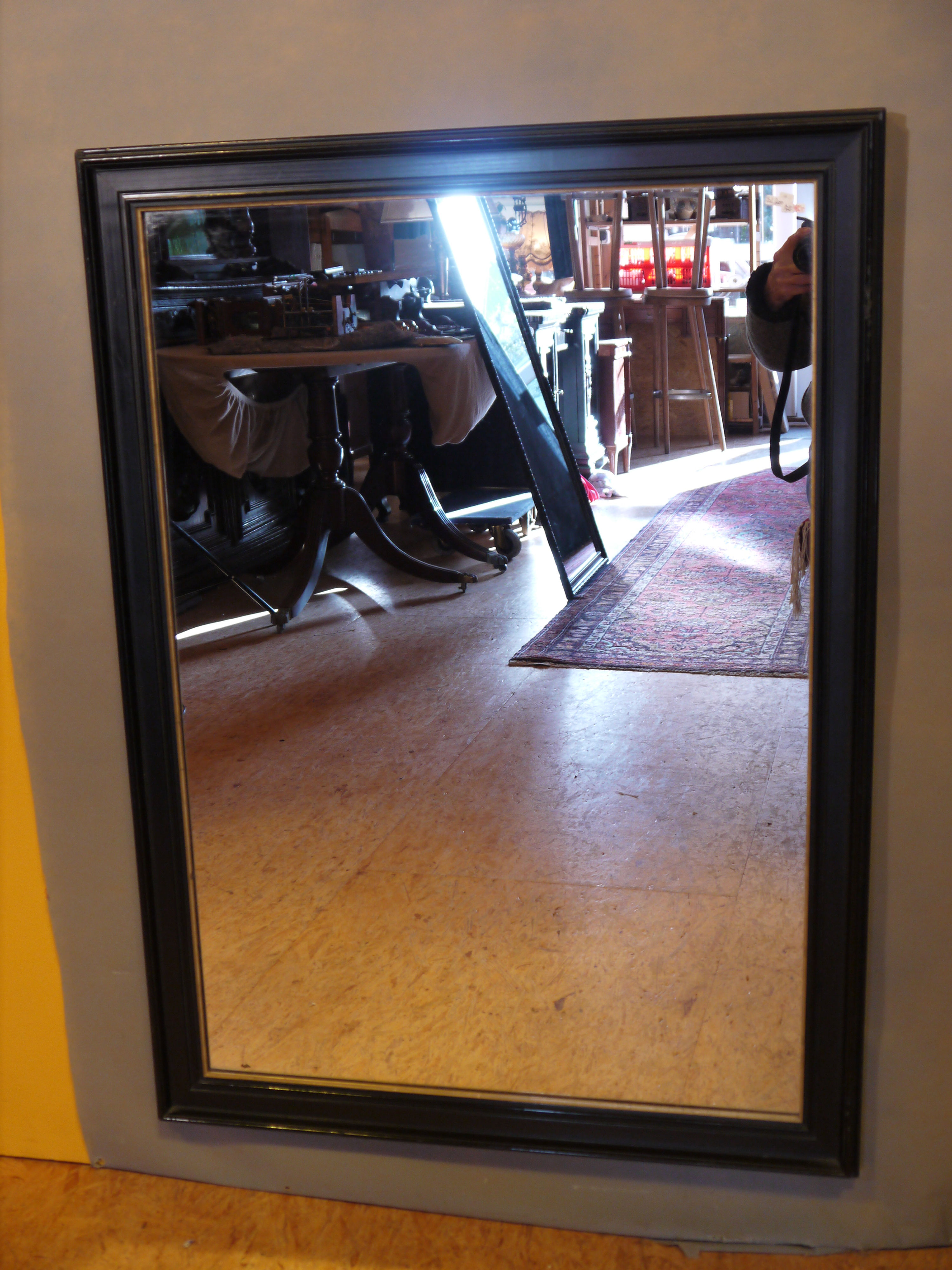 Schlichter Wand-Spiegel, in schwarzer Leiste...