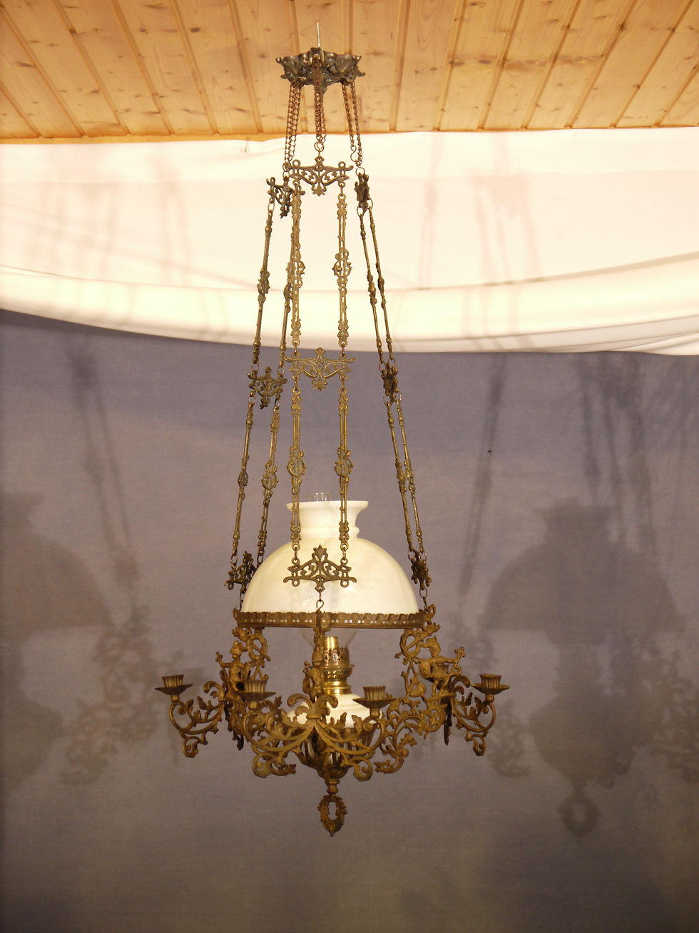 Miniaturbild: Prächtige Petroleum-Deckenlampe, mit Kerzenhaltern....