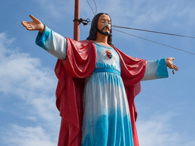 Vandalizó con un martillo la Estatua del Cristo en Villa Gobernador Gálvez: quedó grabado por cámaras y el municipio hizo una denuncia penal