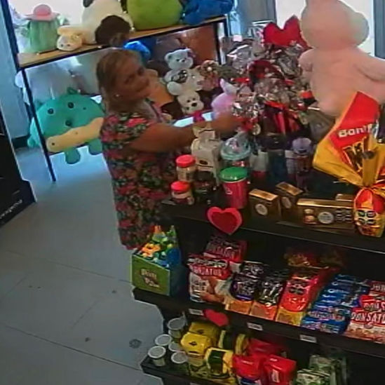 Mechera: una mujer mayor robó huevos de Pascua y bombones en una reconocida cafetería de Villa Gobernador Gálvez