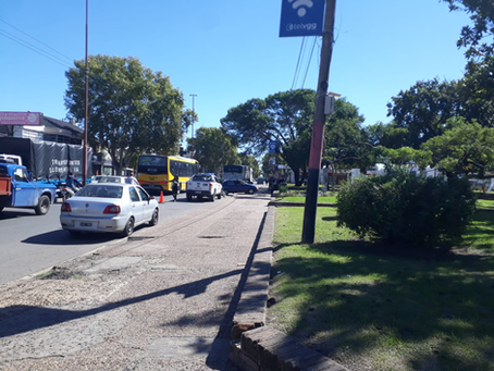 Choque entre un camión y un auto: el vehículo menor terminó sobre la vereda de la plaza