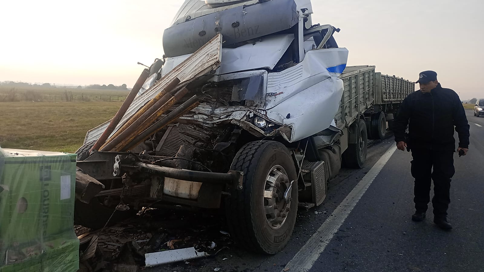 Choque entre dos camiones en la autopista Rosario-Buenos Aires: una adolescente y un hombre resultaron heridos