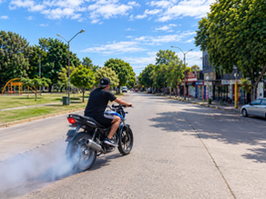 Vecinos reclaman controles por motos ruidosas en la Plaza del Ferroviario: una ordenanza sanciona los escapes que generan ruidos excesivos