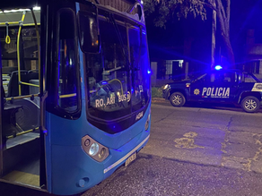 Detienen a un joven que apedreó un colectivo de la Línea 142 Negra en VGG