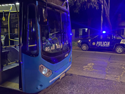 Detienen a un joven que apedreó un colectivo de la Línea 142 Negra en VGG