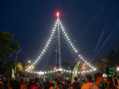 Villa Gobernador Gálvez encendió su arbolito navideño en la Plaza del Ferroviario y familias eligieron celebrar en la ciudad