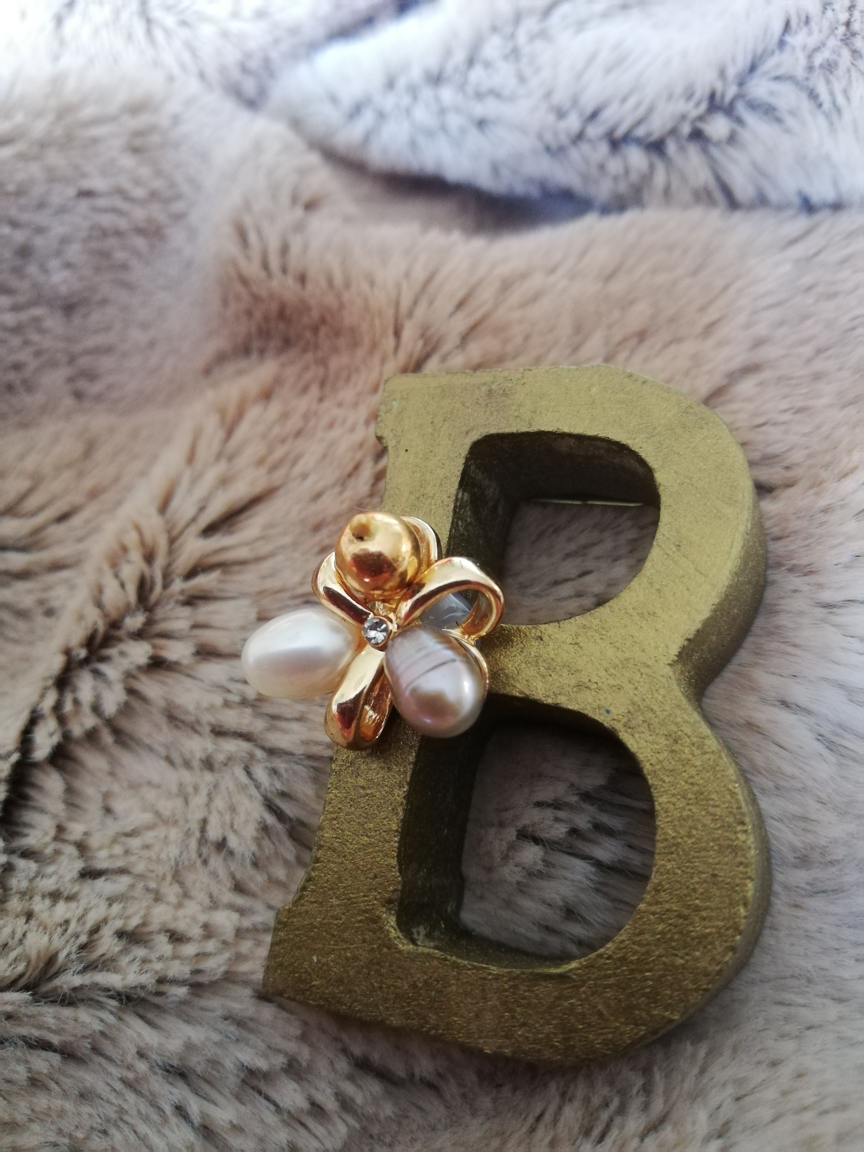 Broche initiale B fleurie