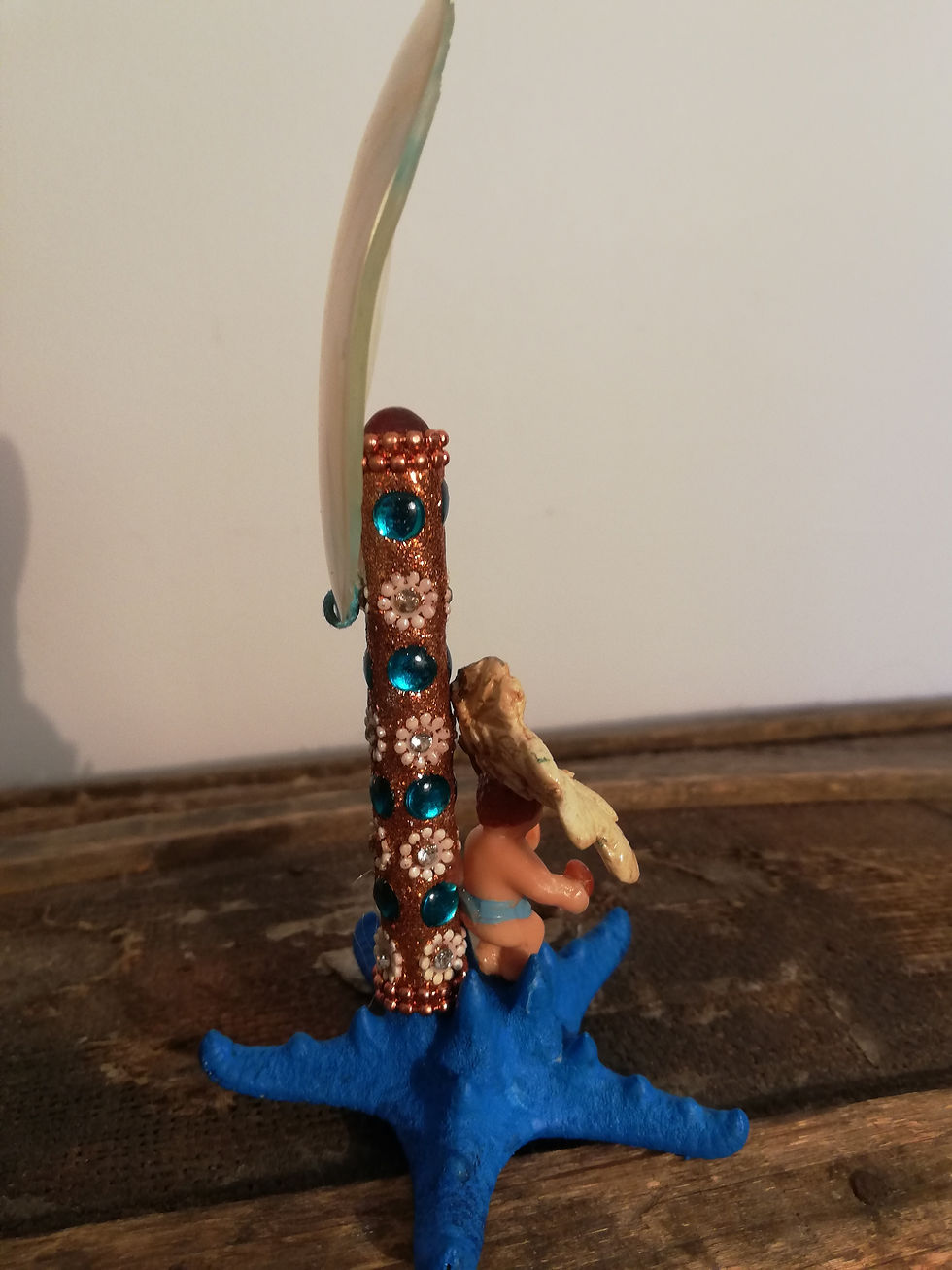 Miniature : Enfant ailé sur son trône étoile de mer
