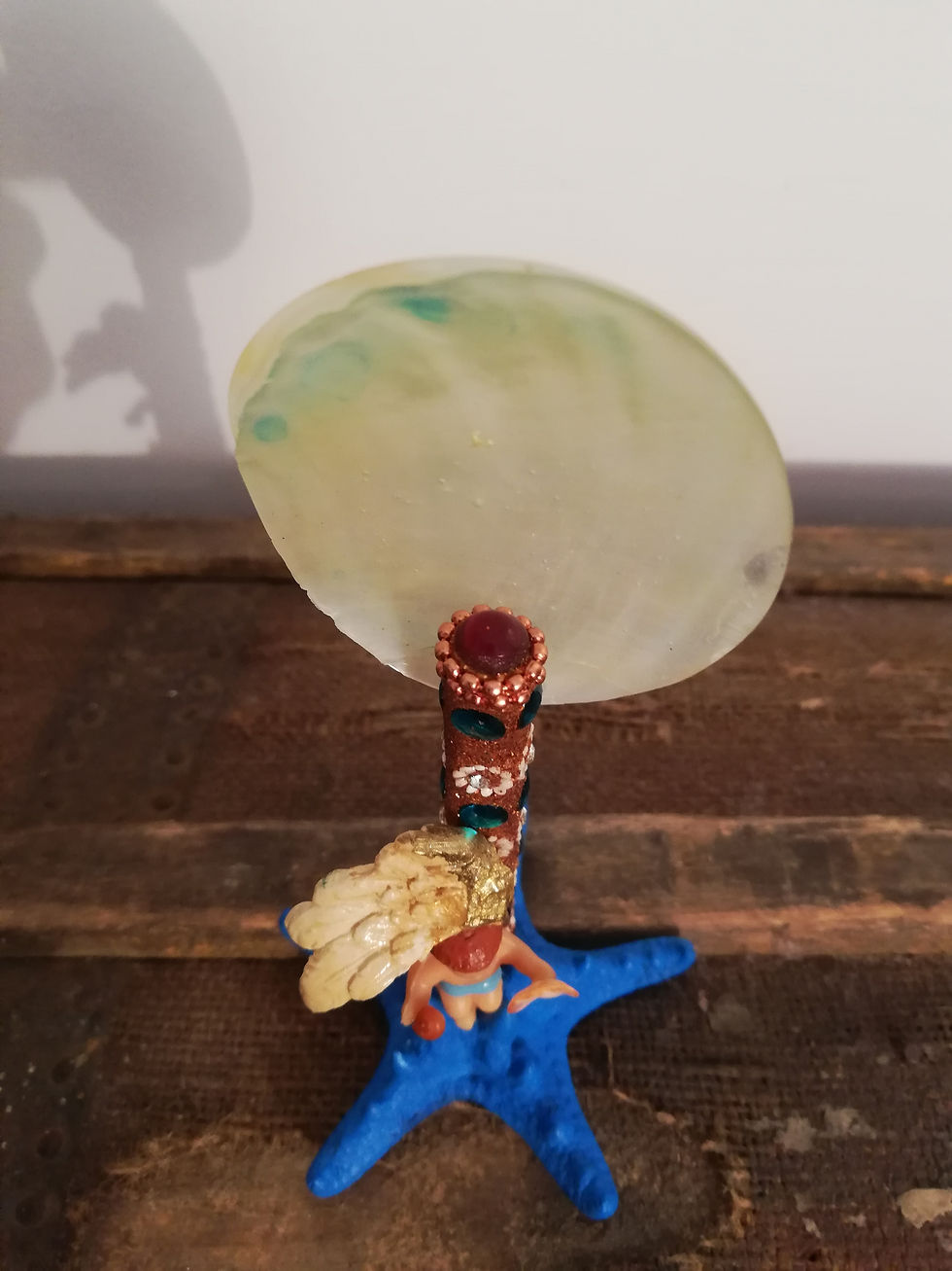 Miniature : Enfant ailé sur son trône étoile de mer