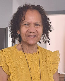 Meu nome é Nilda dos Santos. Moro em São Paulo, no bairro de Pinheiros. Faço pesquisas, escrevo e adoro conhecer pessoas. Adoro arte, teatro, cinema, arquiteturas antigas e livros. Adoro os animais, as plantas, as praias e a natureza. Tenho uma gatinha chamada Mel. Tenho uma filha incrível, que trabalha no campo da Antropologia. Sou vegana, porque respeito os animais. Estou ansiosa para estar com vocês, da Escola Termomecanica, para que possamos compartilhar os nossos conhecimentos.