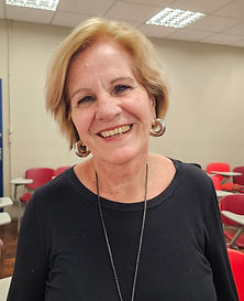 Sou advogada atualmente mas sou também Psicóloga.
Sempre morei em São Paulo.
Sou caçula de uma família de 5 filhos, meus pais são descendentes, filhos de austríacos nascidos em Itú - SP.
Sou viúva há 6 anos e não tenho filhos.
Moro sozinha em uma casa do Parque Continental - SP.
Tenho vizinhos que converso desde a minha adolescência com quem conto e desfruto de grande amizade.