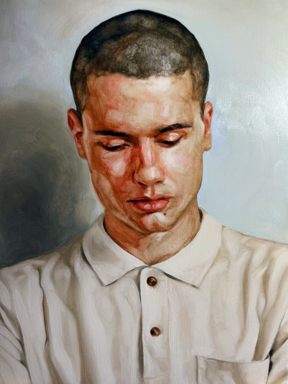 Portrait en peinture à huile d'un homme avec la tête rasée et un polo