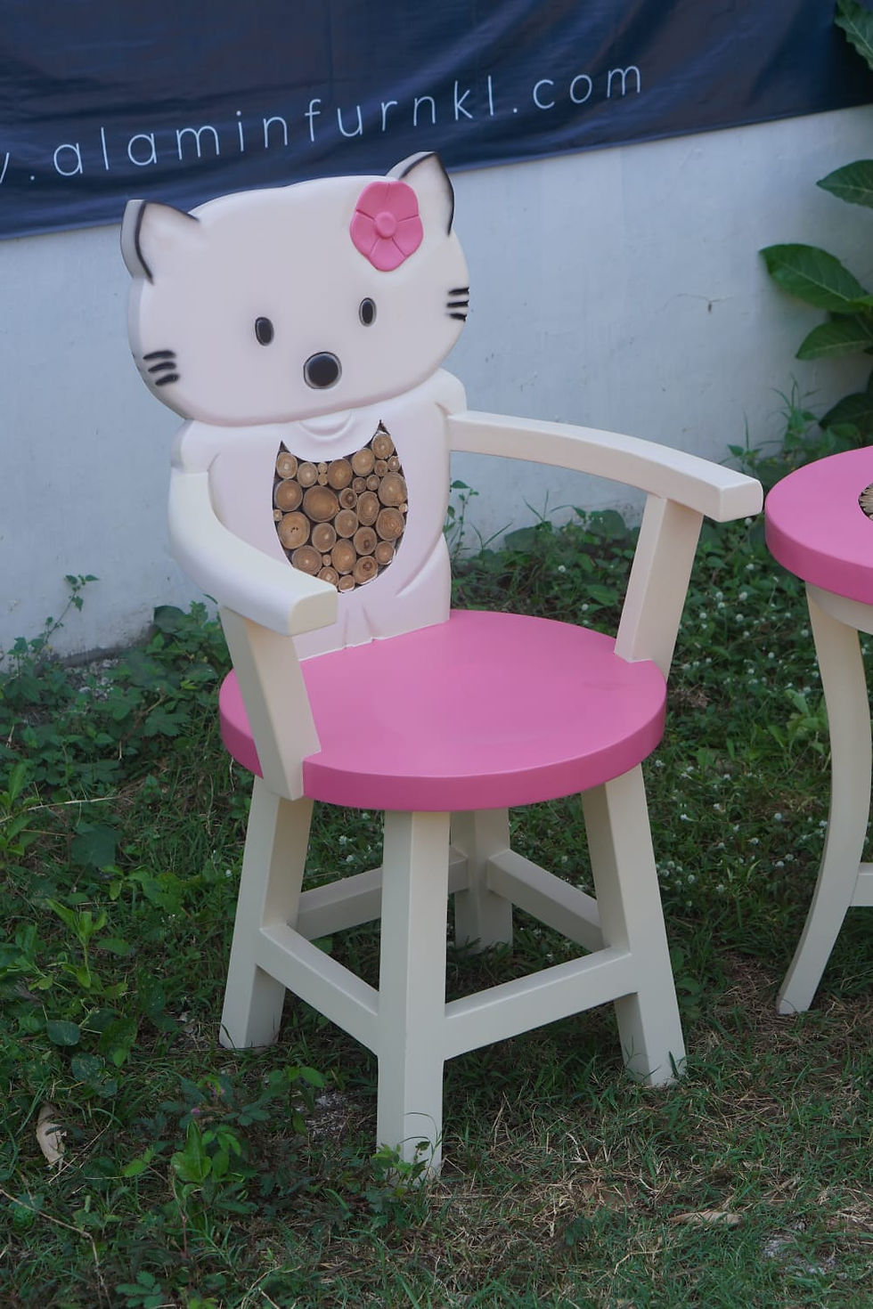 Thumbnail: Hello Kitty Coin Raintree Chair